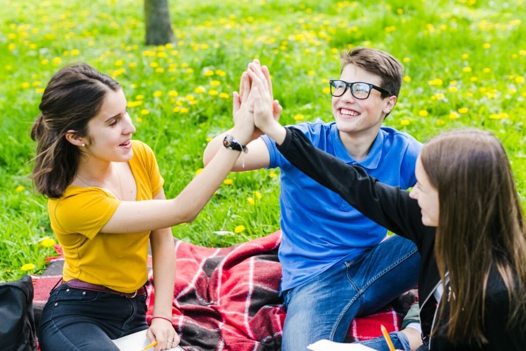 happiness boost from helping others behavioral science